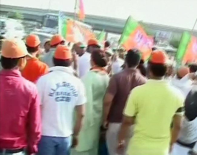 महंगे पेट्रोल के खिलाफ भारत बंद की तस्वीरें | पढ़ें