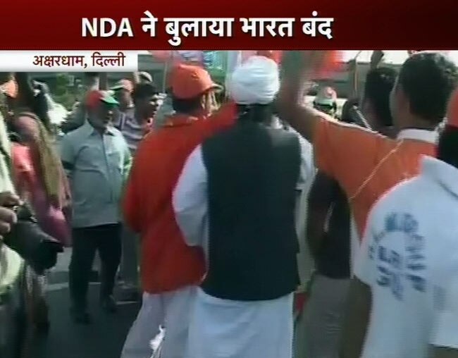 महंगे पेट्रोल के खिलाफ भारत बंद की तस्वीरें | पढ़ें