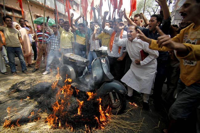 महंगे पेट्रोल के खिलाफ भारत बंद की तस्वीरें | पढ़ें
