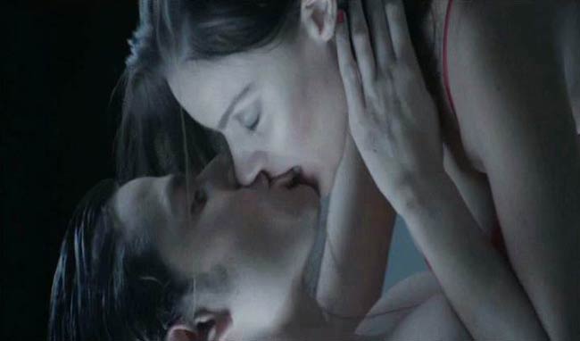 बॉलीवुड में हिट है हॉट सीन का फॉर्मूला  | न्यूड होने से नहीं है परहेज