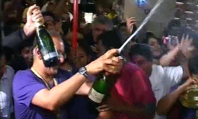 जीत के जश्न में डूबी किंग खान की टीम | कैसे जीता KKR