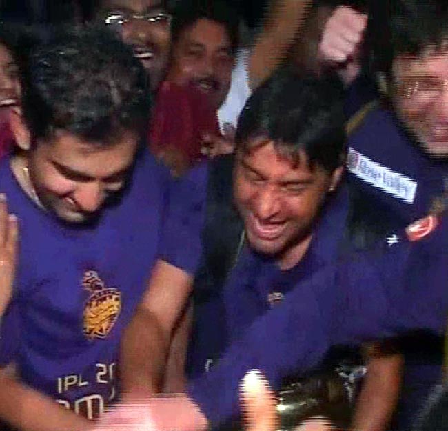 जीत के जश्न में डूबी किंग खान की टीम | कैसे जीता KKR