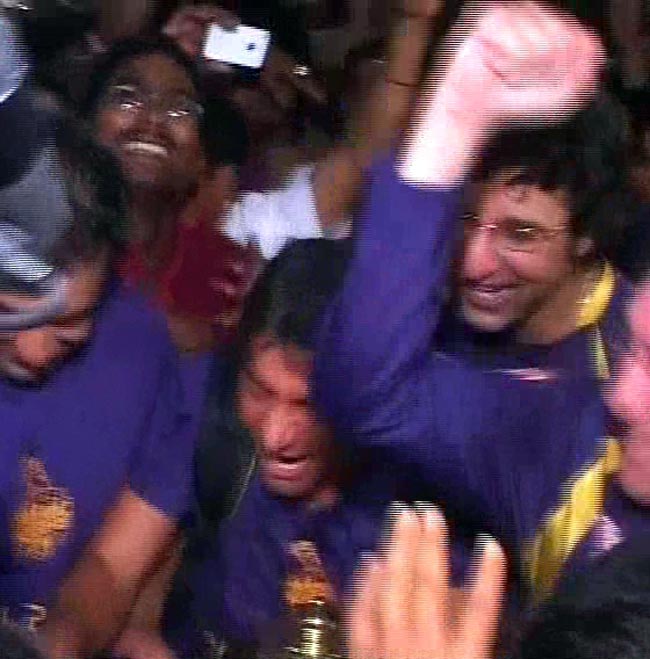 जीत के जश्न में डूबी किंग खान की टीम | कैसे जीता KKR