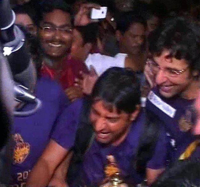 जीत के जश्न में डूबी किंग खान की टीम | कैसे जीता KKR