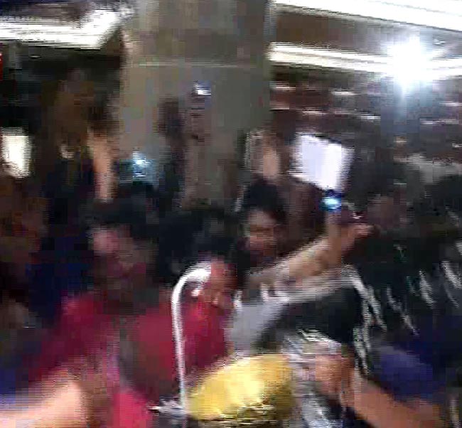 जीत के जश्न में डूबी किंग खान की टीम | कैसे जीता KKR