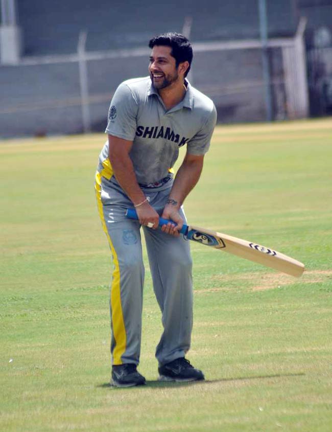 आमिर के बेटे की खातिर सितारों ने थामा बल्ला | क्रिकेट लीग