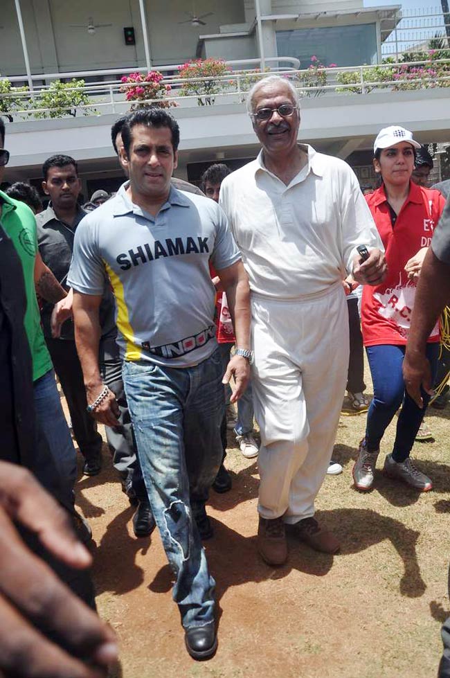 आमिर के बेटे की खातिर सितारों ने थामा बल्ला | क्रिकेट लीग