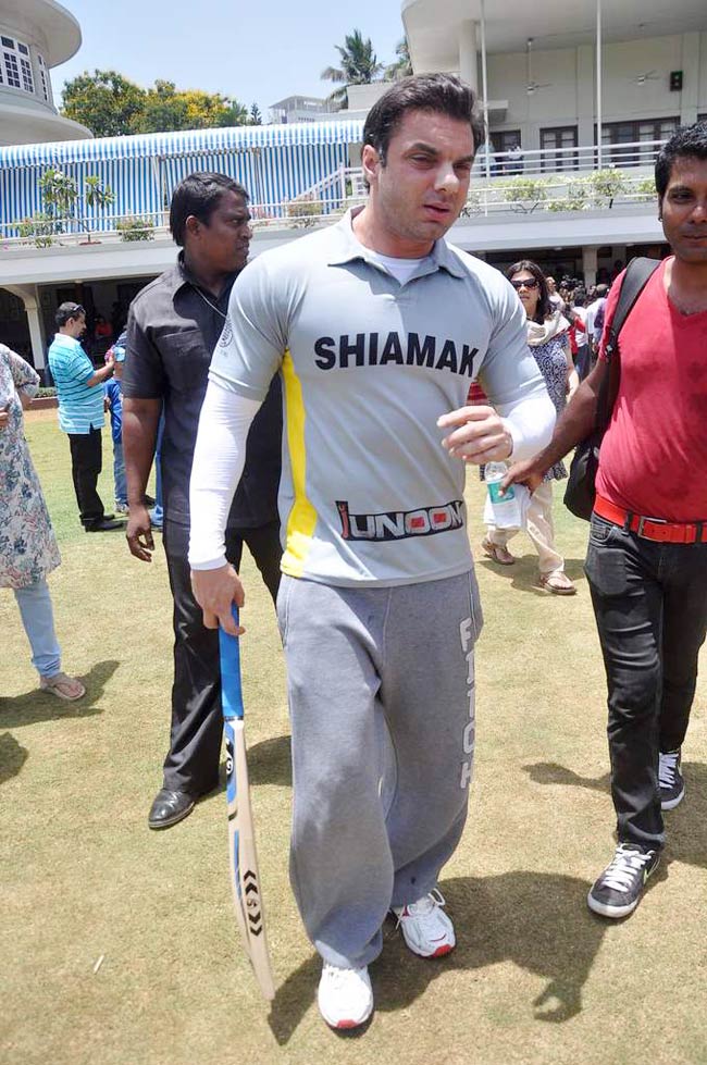 आमिर के बेटे की खातिर सितारों ने थामा बल्ला | क्रिकेट लीग