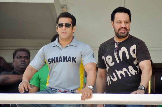 आमिर के बेटे की खातिर सितारों ने थामा बल्ला | क्रिकेट लीग