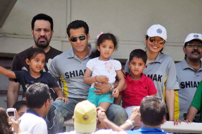 आमिर के बेटे की खातिर सितारों ने थामा बल्ला | क्रिकेट लीग