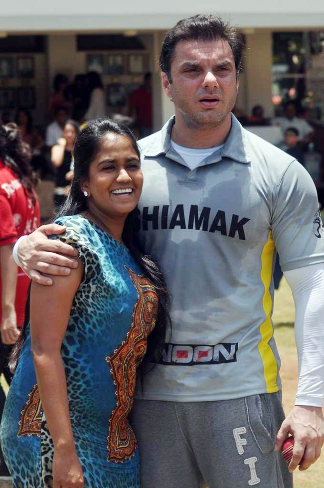 आमिर के बेटे की खातिर सितारों ने थामा बल्ला | क्रिकेट लीग