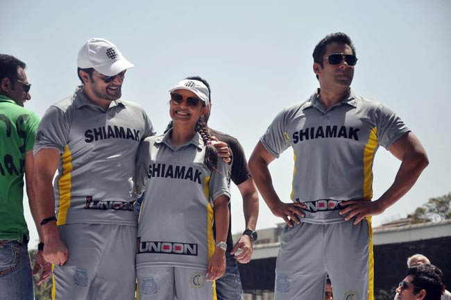 आमिर के बेटे की खातिर सितारों ने थामा बल्ला | क्रिकेट लीग