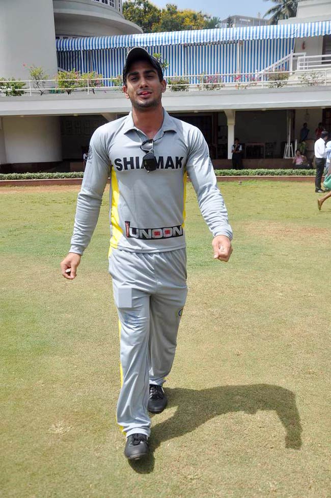 आमिर के बेटे की खातिर सितारों ने थामा बल्ला | क्रिकेट लीग