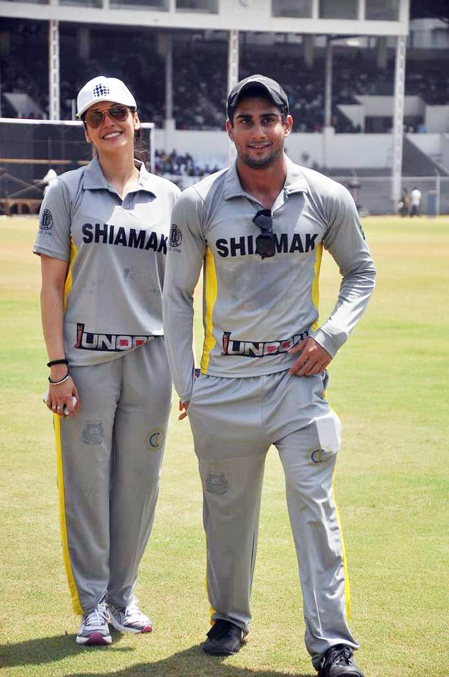 आमिर के बेटे की खातिर सितारों ने थामा बल्ला | क्रिकेट लीग