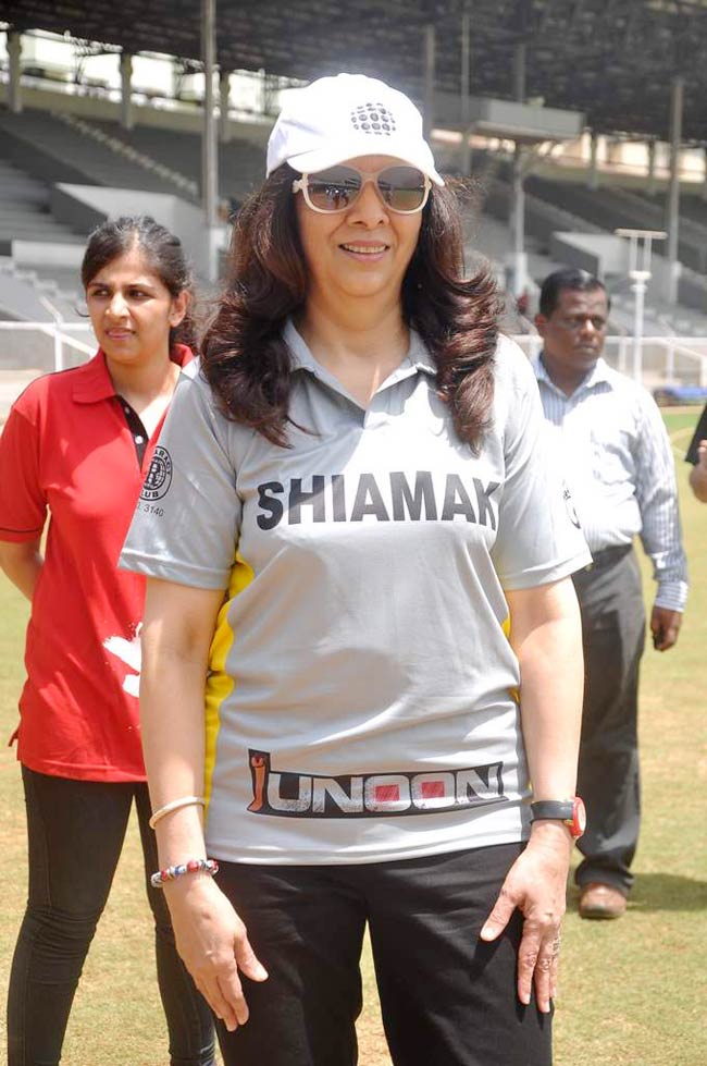 आमिर के बेटे की खातिर सितारों ने थामा बल्ला | क्रिकेट लीग