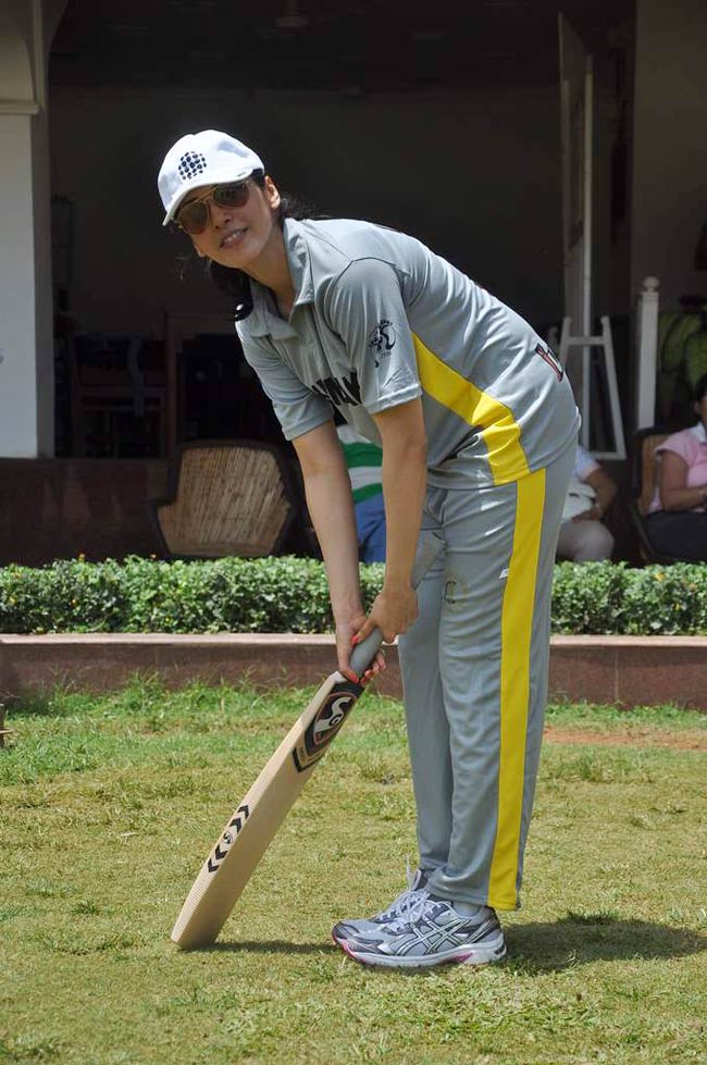 आमिर के बेटे की खातिर सितारों ने थामा बल्ला | क्रिकेट लीग