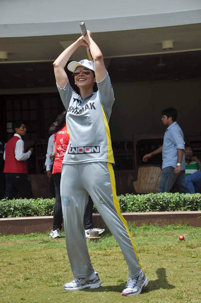 आमिर के बेटे की खातिर सितारों ने थामा बल्ला | क्रिकेट लीग