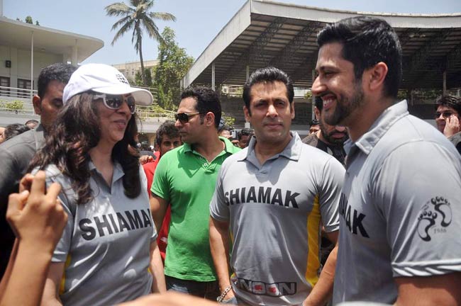 आमिर के बेटे की खातिर सितारों ने थामा बल्ला | क्रिकेट लीग