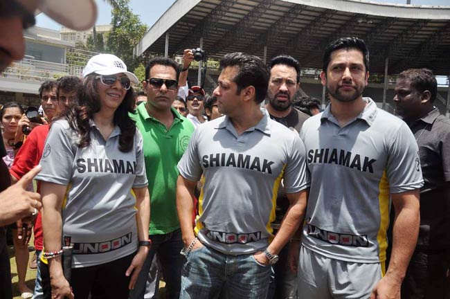 आमिर के बेटे की खातिर सितारों ने थामा बल्ला | क्रिकेट लीग