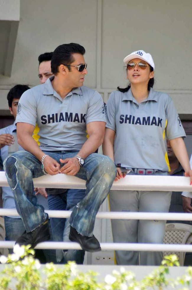 आमिर के बेटे की खातिर सितारों ने थामा बल्ला | क्रिकेट लीग