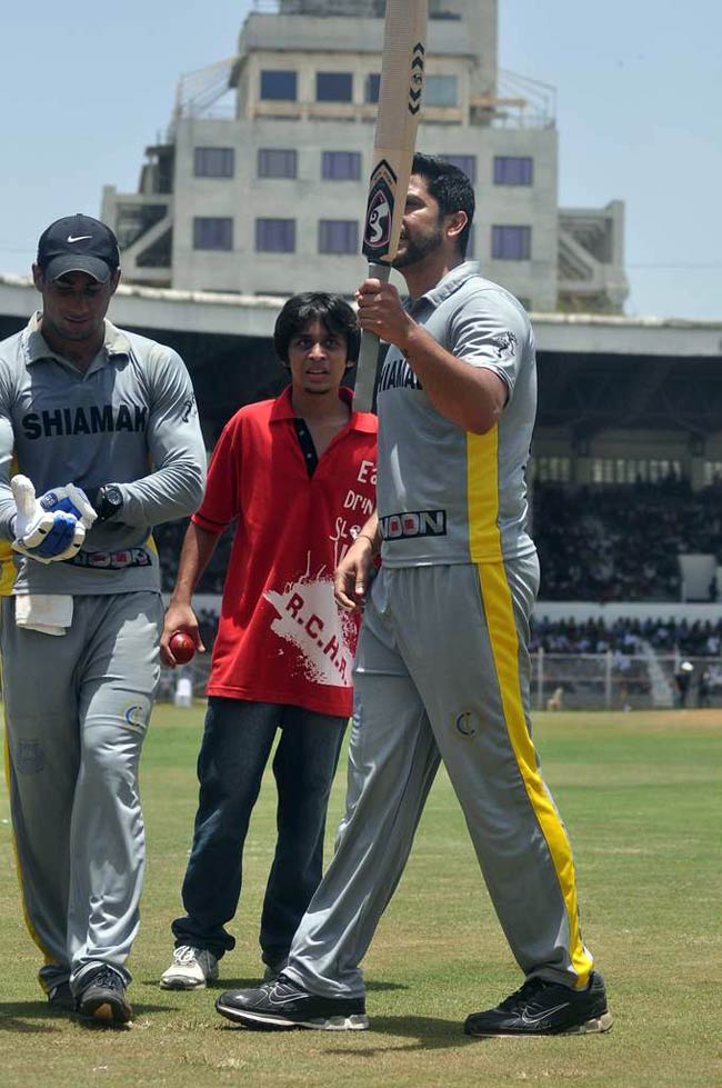 आमिर के बेटे की खातिर सितारों ने थामा बल्ला | क्रिकेट लीग