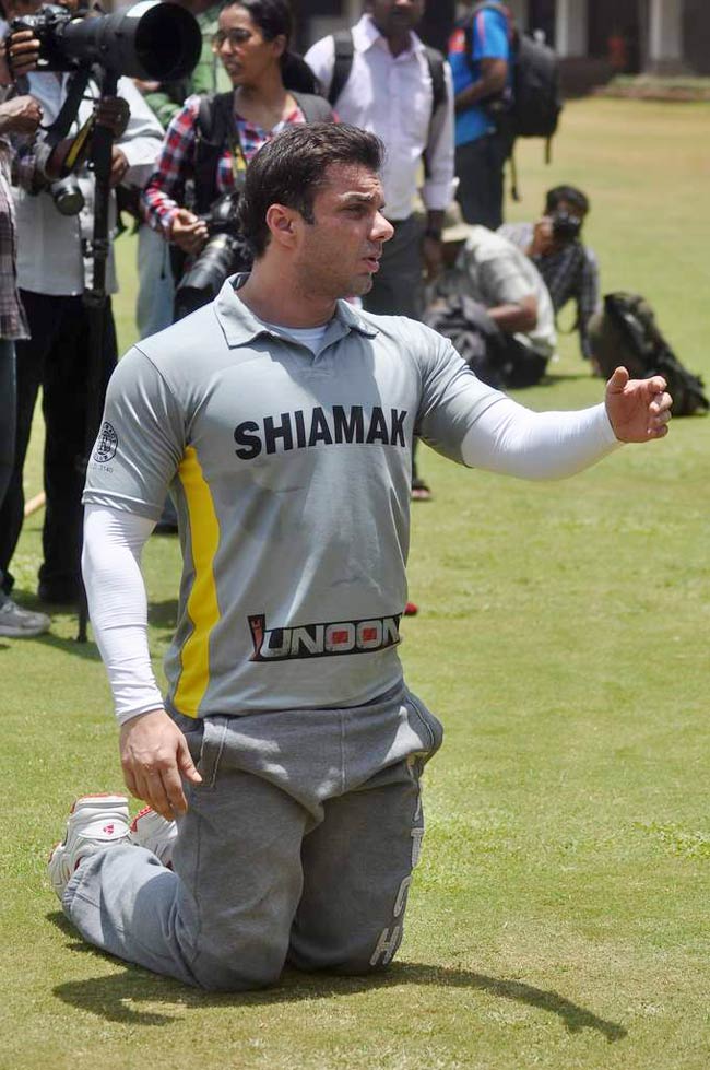 आमिर के बेटे की खातिर सितारों ने थामा बल्ला | क्रिकेट लीग