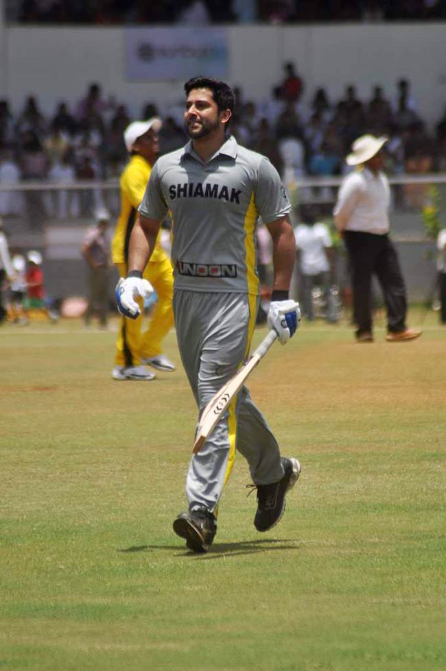 आमिर के बेटे की खातिर सितारों ने थामा बल्ला | क्रिकेट लीग