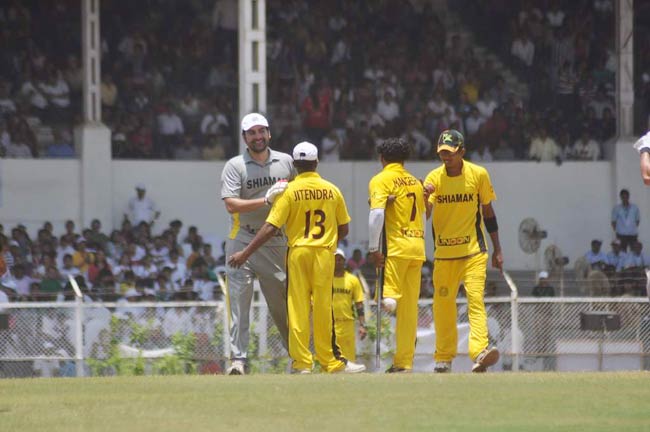 आमिर के बेटे की खातिर सितारों ने थामा बल्ला | क्रिकेट लीग