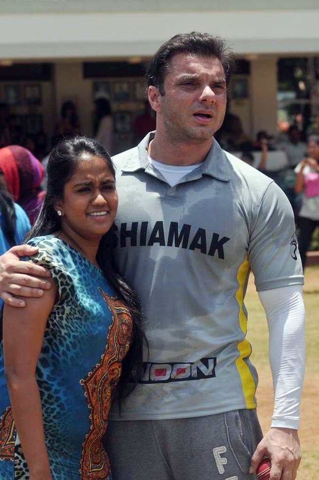 आमिर के बेटे की खातिर सितारों ने थामा बल्ला | क्रिकेट लीग