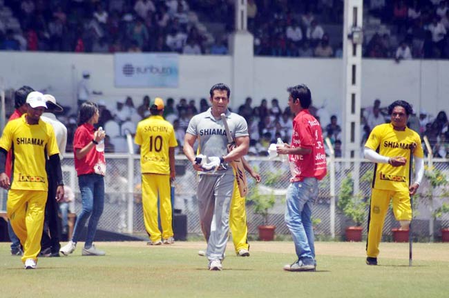 आमिर के बेटे की खातिर सितारों ने थामा बल्ला | क्रिकेट लीग