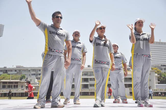 आमिर के बेटे की खातिर सितारों ने थामा बल्ला | क्रिकेट लीग