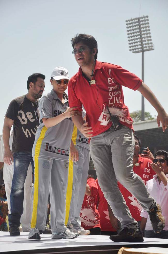 आमिर के बेटे की खातिर सितारों ने थामा बल्ला | क्रिकेट लीग