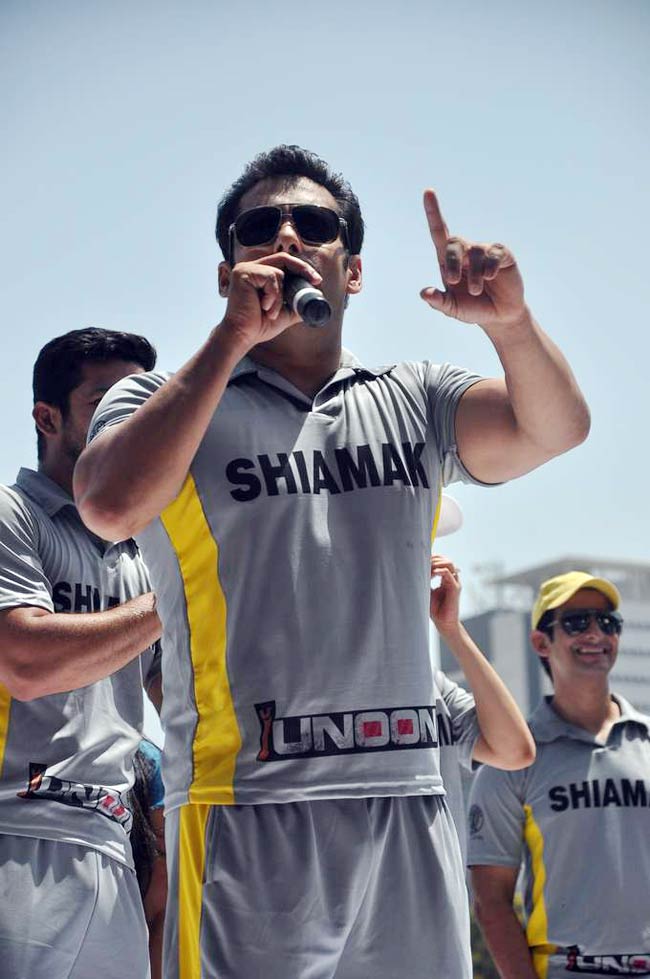 आमिर के बेटे की खातिर सितारों ने थामा बल्ला | क्रिकेट लीग