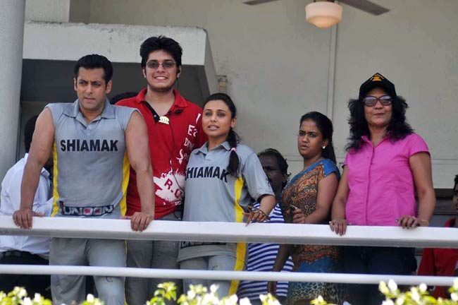 आमिर के बेटे की खातिर सितारों ने थामा बल्ला | क्रिकेट लीग