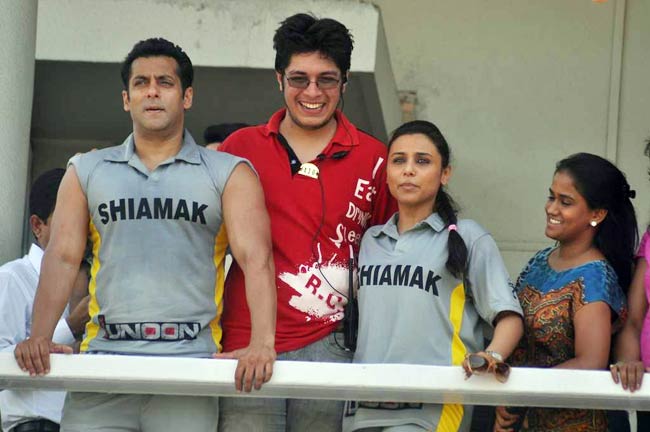 आमिर के बेटे की खातिर सितारों ने थामा बल्ला | क्रिकेट लीग