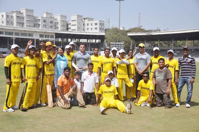 आमिर के बेटे की खातिर सितारों ने थामा बल्ला | क्रिकेट लीग