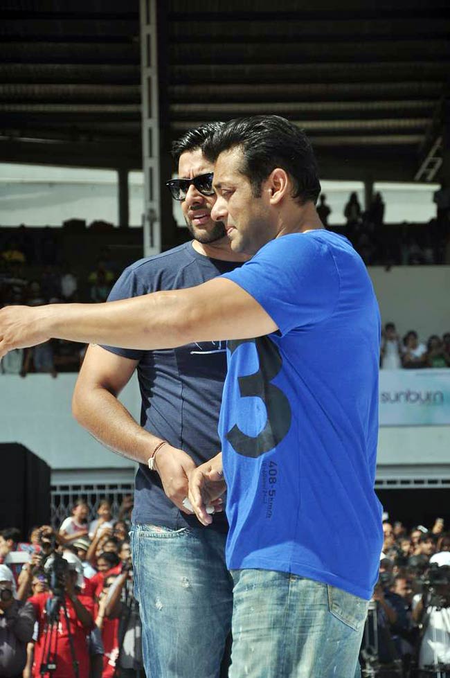 आमिर के बेटे की खातिर सितारों ने थामा बल्ला | क्रिकेट लीग