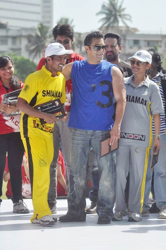 आमिर के बेटे की खातिर सितारों ने थामा बल्ला | क्रिकेट लीग