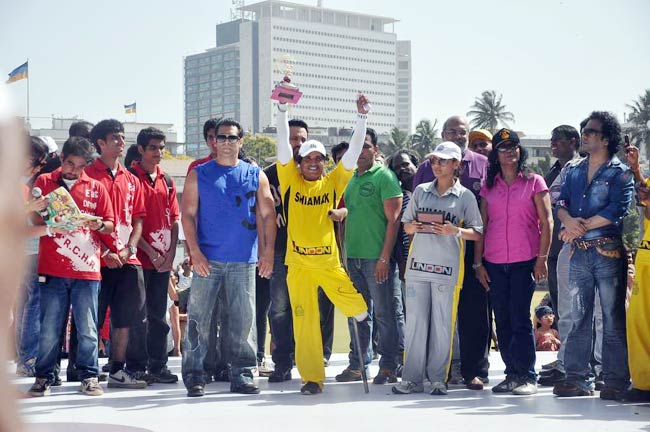 आमिर के बेटे की खातिर सितारों ने थामा बल्ला | क्रिकेट लीग