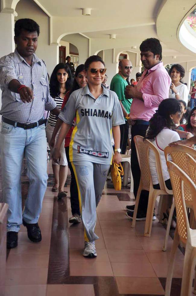 आमिर के बेटे की खातिर सितारों ने थामा बल्ला | क्रिकेट लीग