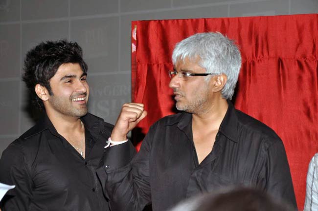 'डेंजरस इश्क' की 'स्क्रीनिंग' | करिश्मा का 'कमबैक'