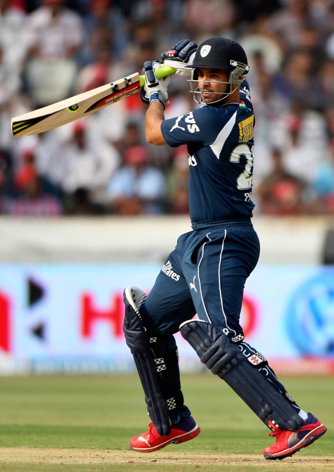 डेक्‍कन चार्जर्स से हार बैंगलोर रेस से बाहर