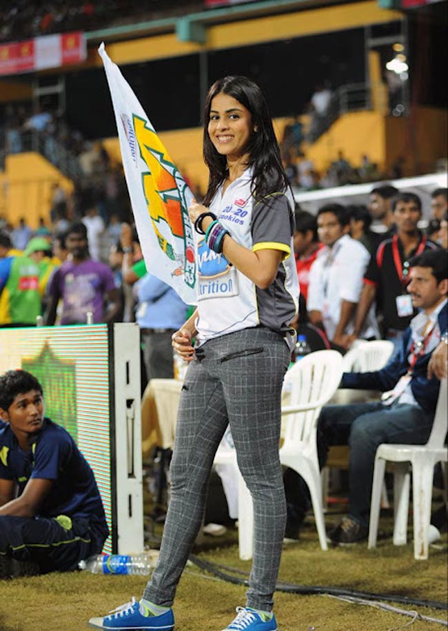 ग्‍लैमरस चेहरों से लबरेज आईपीएल | बनाए मदहोश...