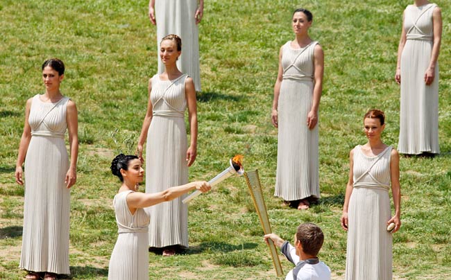 प्राचीन ओलंपिया में प्रज्वलित हुई ओलंपिक मशाल ‎| पढ़ें