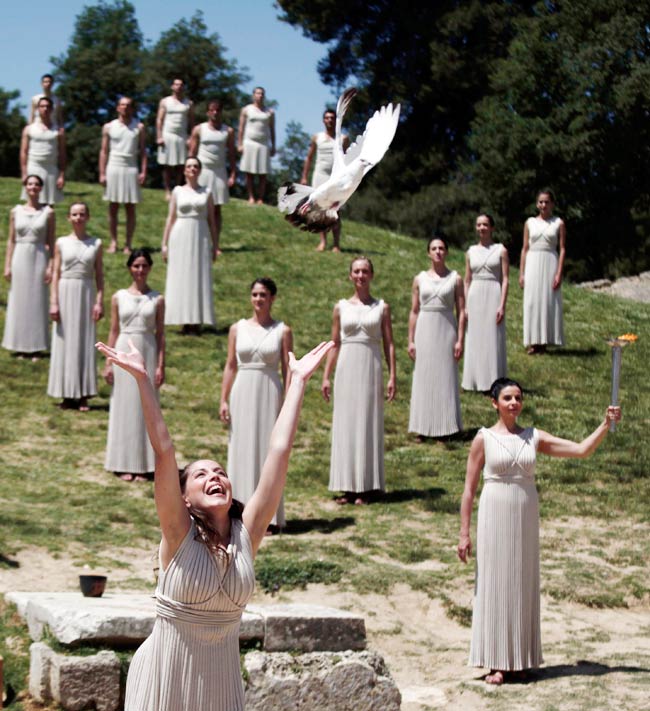 प्राचीन ओलंपिया में प्रज्वलित हुई ओलंपिक मशाल ‎| पढ़ें