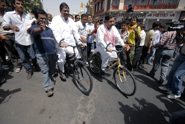 महंगे पेट्रोल के खिलाफ भारत बंद की तस्वीरें | पढ़ें