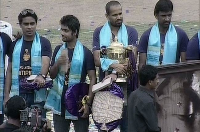 कोलकाता में गूंजा ‘कोरेची, लोडेची, जीतेची’ | जश्न में KKR