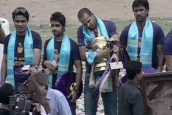 कोलकाता में गूंजा ‘कोरेची, लोडेची, जीतेची’ | जश्न में KKR