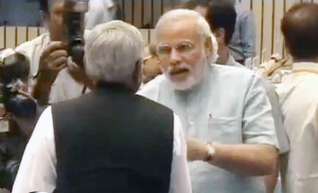 6 मई 2012: तस्‍वीरों में दिनभर की अहम खबरें |  पढ़ें