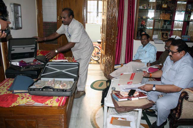 एमपी: सरकारी कर्मचारियों के करोड़पति होने का खुलासा
